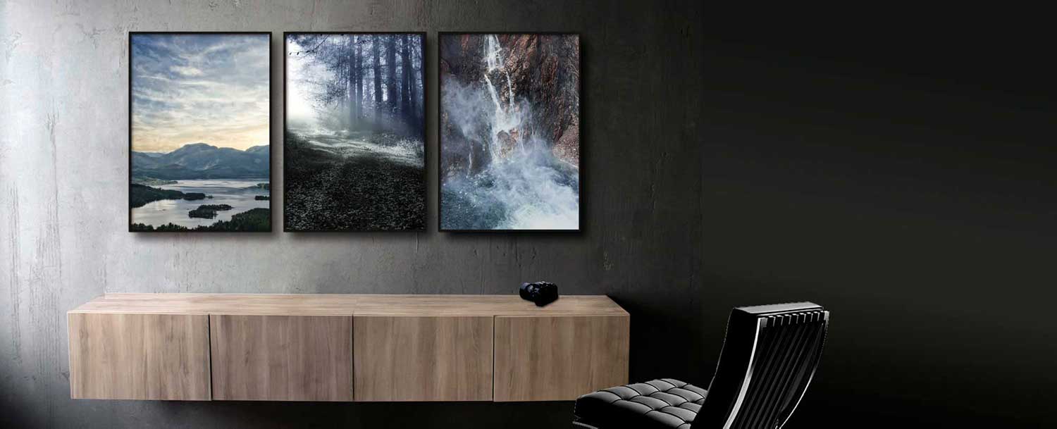 plakater med fotokunst der hænger på en væg