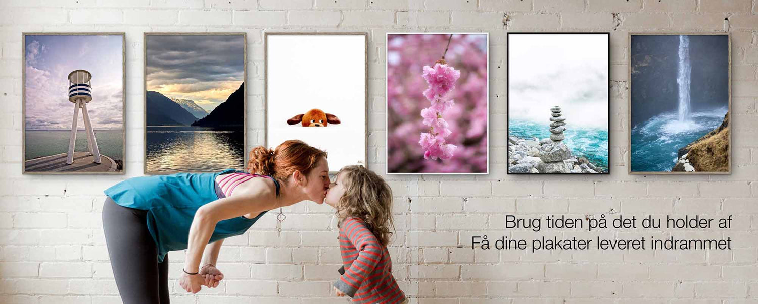 Plakater og billeder fra Plakatfar hænger på en væg