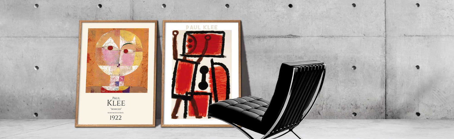 To Paul Klee plakater der står indrammet på et gulv