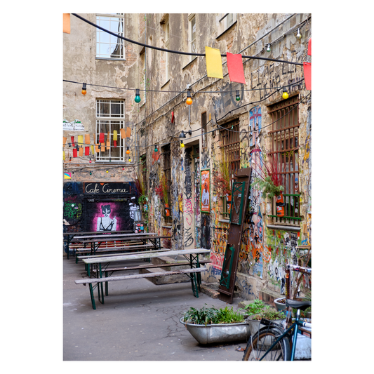 Berlin poster med grafitti i baggården til Haus Schwartzenberg