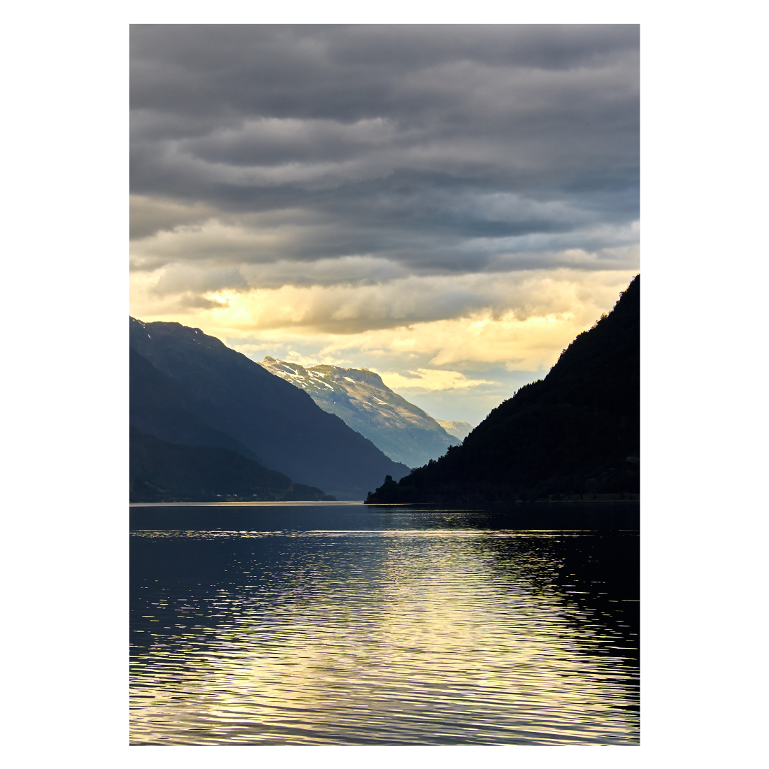 Lærredsbillede med fjeldene ved Odda i solnedgang