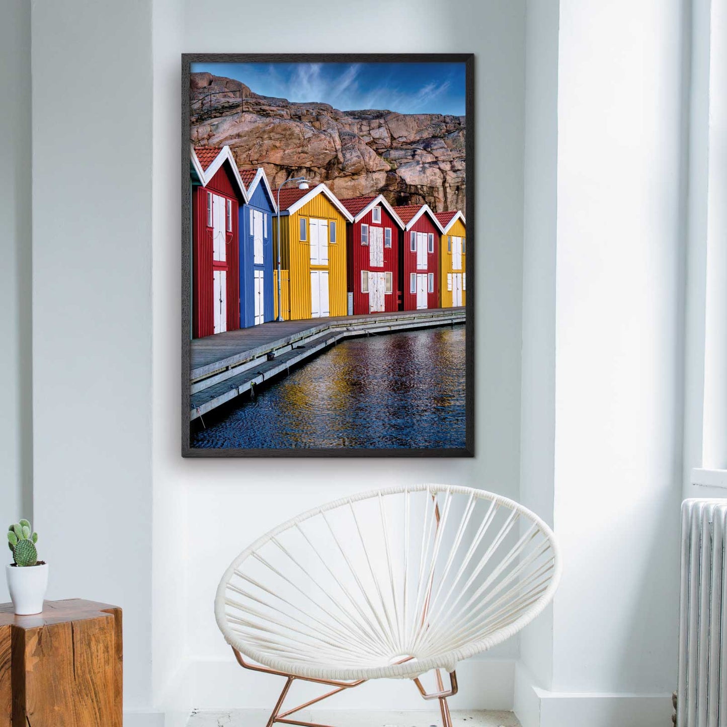 Sverige plakat med kulørte sjöbodar eller skure i Smögen