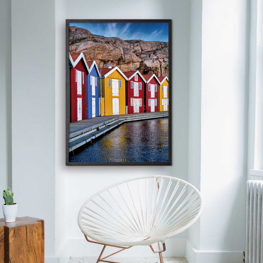 Sverige plakat med kulørte sjöbodar eller skure i Smögen
