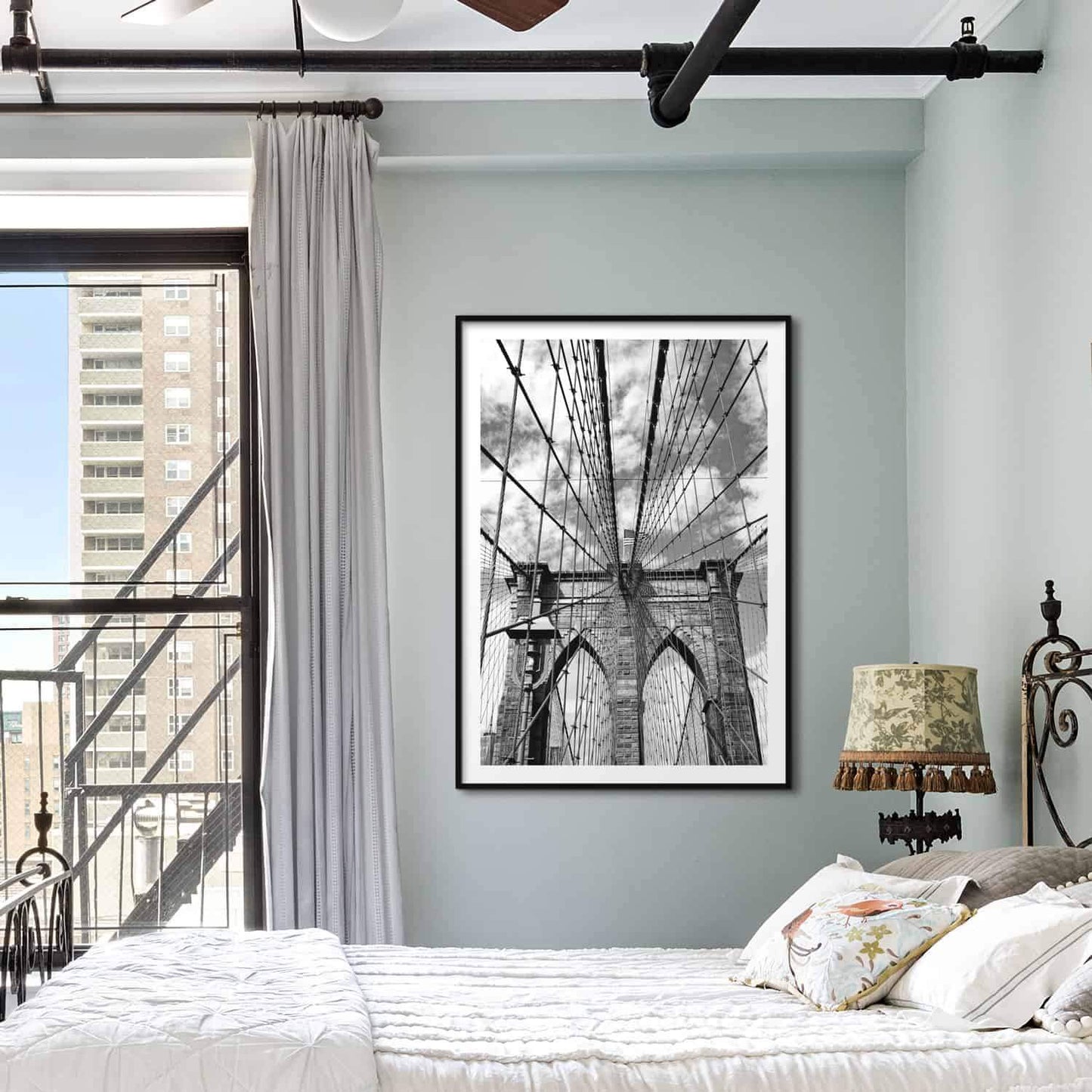 plakat med brooklyn bridge i sort-hvid