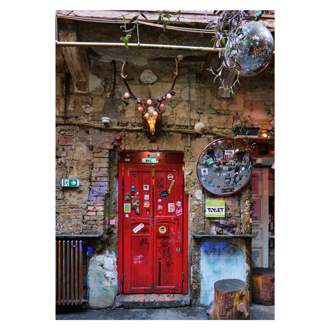 Budapest plakat med en rød dør i bygningen Szimpla Kert