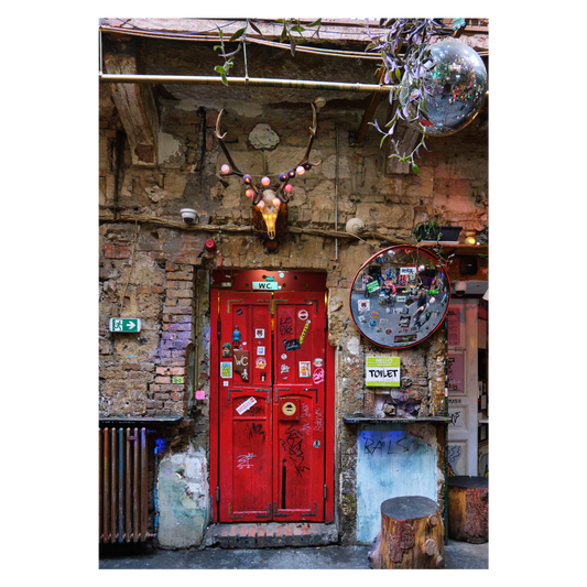 Budapest plakat med en rød dør i bygningen Szimpla Kert