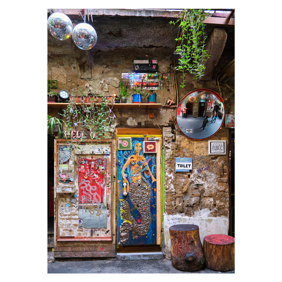 Budapest poster med farverig toiletdør i Szimpla Kert