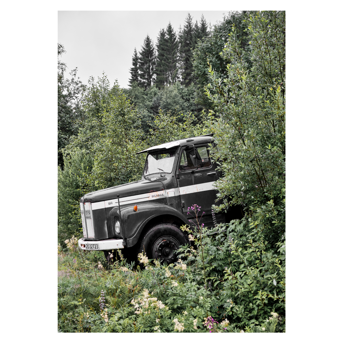 fotokunst plakat med en lastbil i naturen