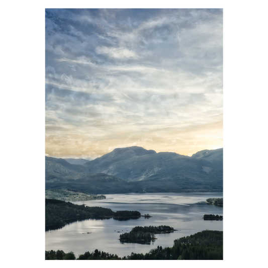 fotokunst plakat med eftermiddagssol over norske skålvikfjorden