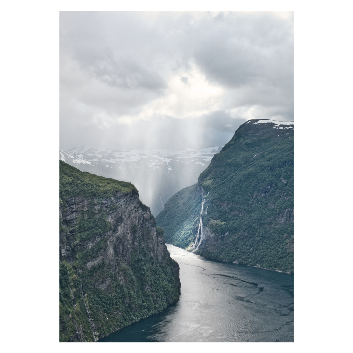 fotokunst plakat med solens stråler over Geiranger i Norge