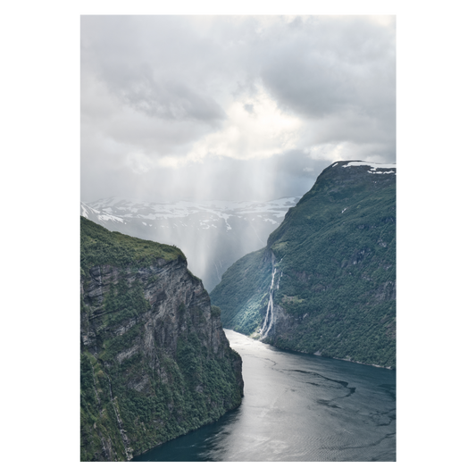 fotokunst plakat med solens stråler over Geiranger i Norge