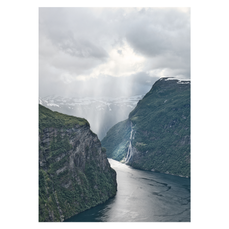 fotokunst plakat med solens stråler over Geiranger i Norge