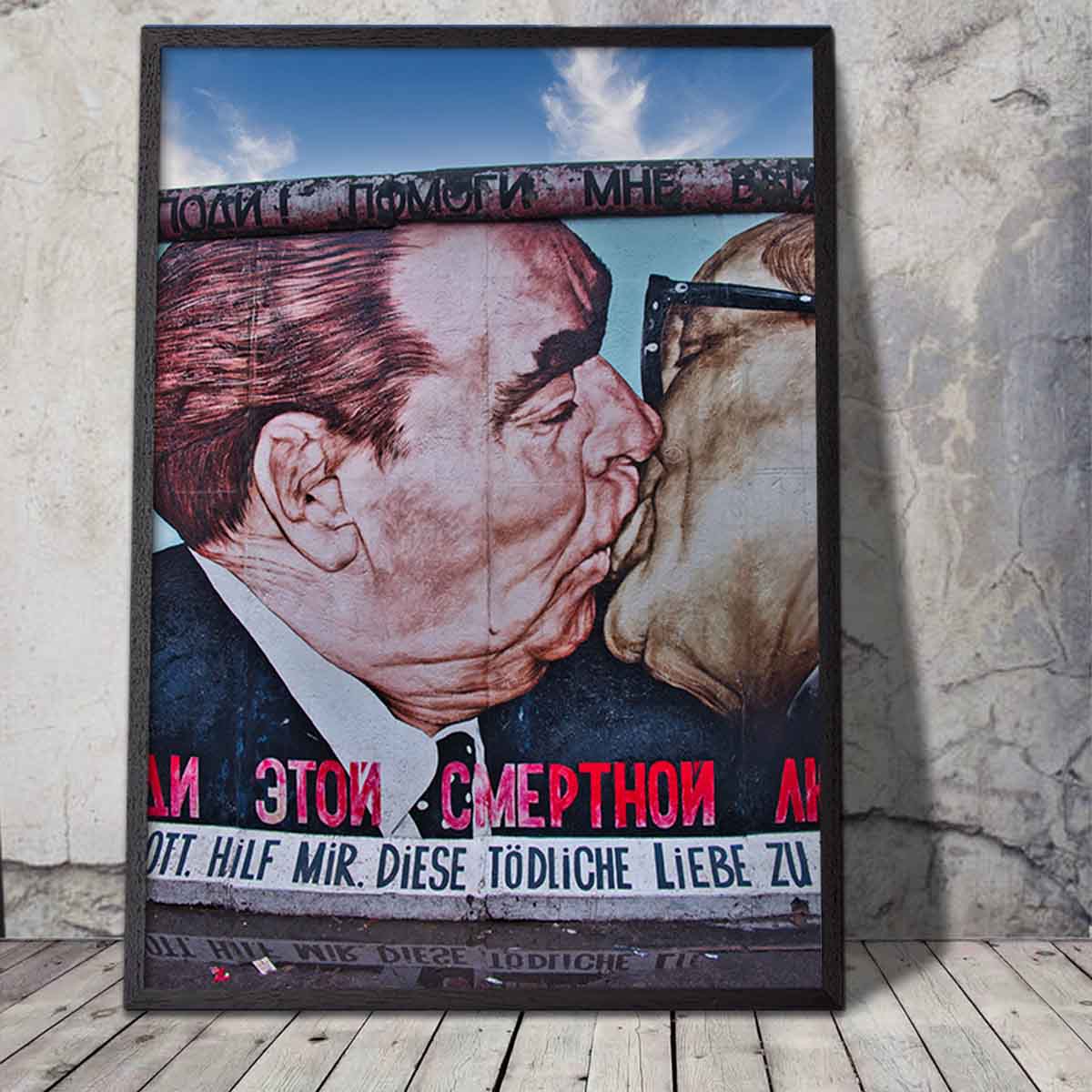 Kunstplakat med maleri af Brezhnev og Honecker der kysser