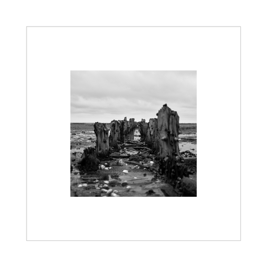 Kvadratisk billede med sort-hvid fotokunst fra bunden af vadehavet