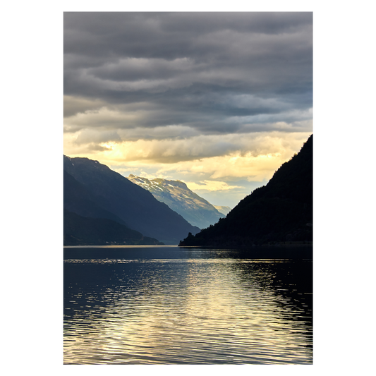 norge plakat med eftermiddags sol over bjergene ved Odda