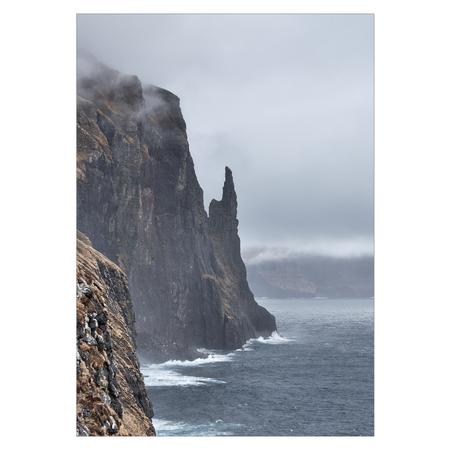 naturplakat med det færøske fuglefjeld trøllkonufingur