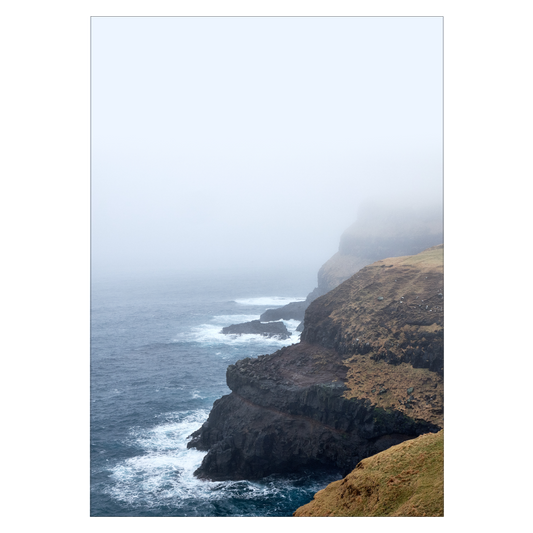 naturplakat med klippekysten ved gasadalur på færøerne