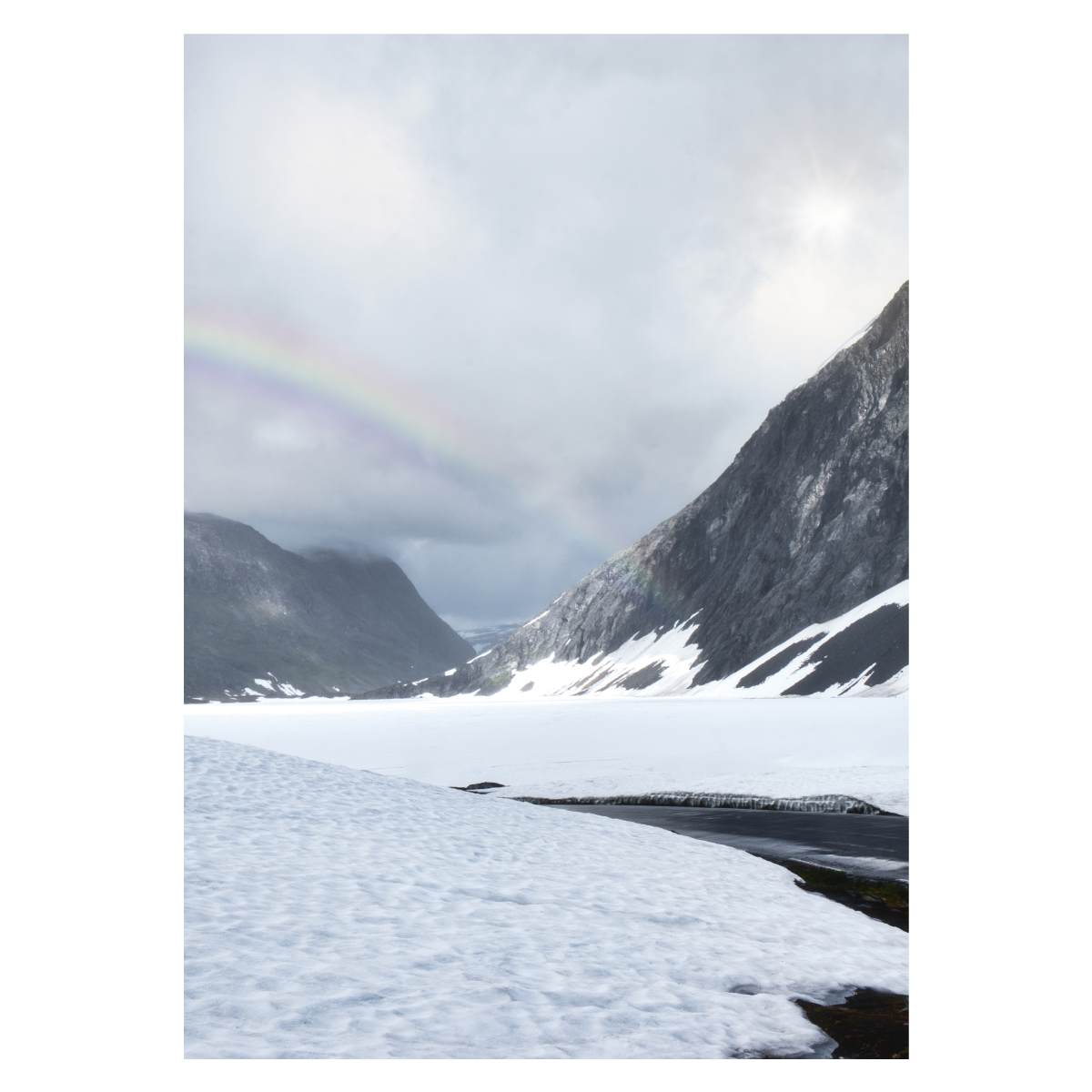 naturplakat med en regnbue over et norsk snelandskab