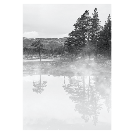 naturplakat med let dis der danser over en søs spejlblanke vand