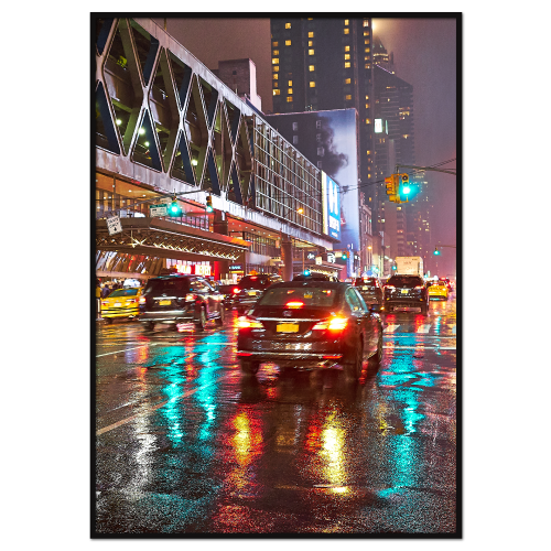 new york plakat med oplyste regnvåde gader