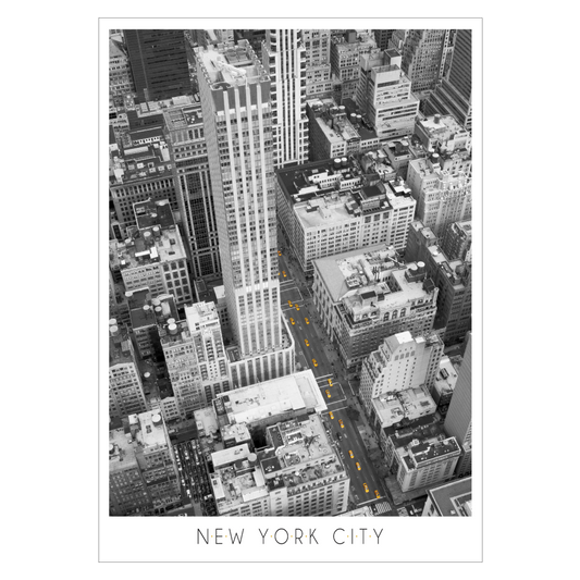 new york plakat - kig ned til gade fyldt med gule taxaer 