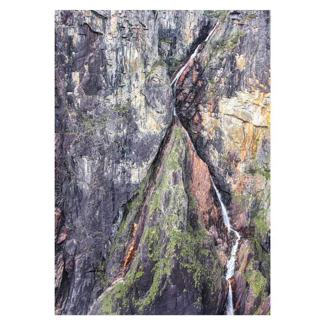 fotokunst plakat med en klippespalte med vandfald i