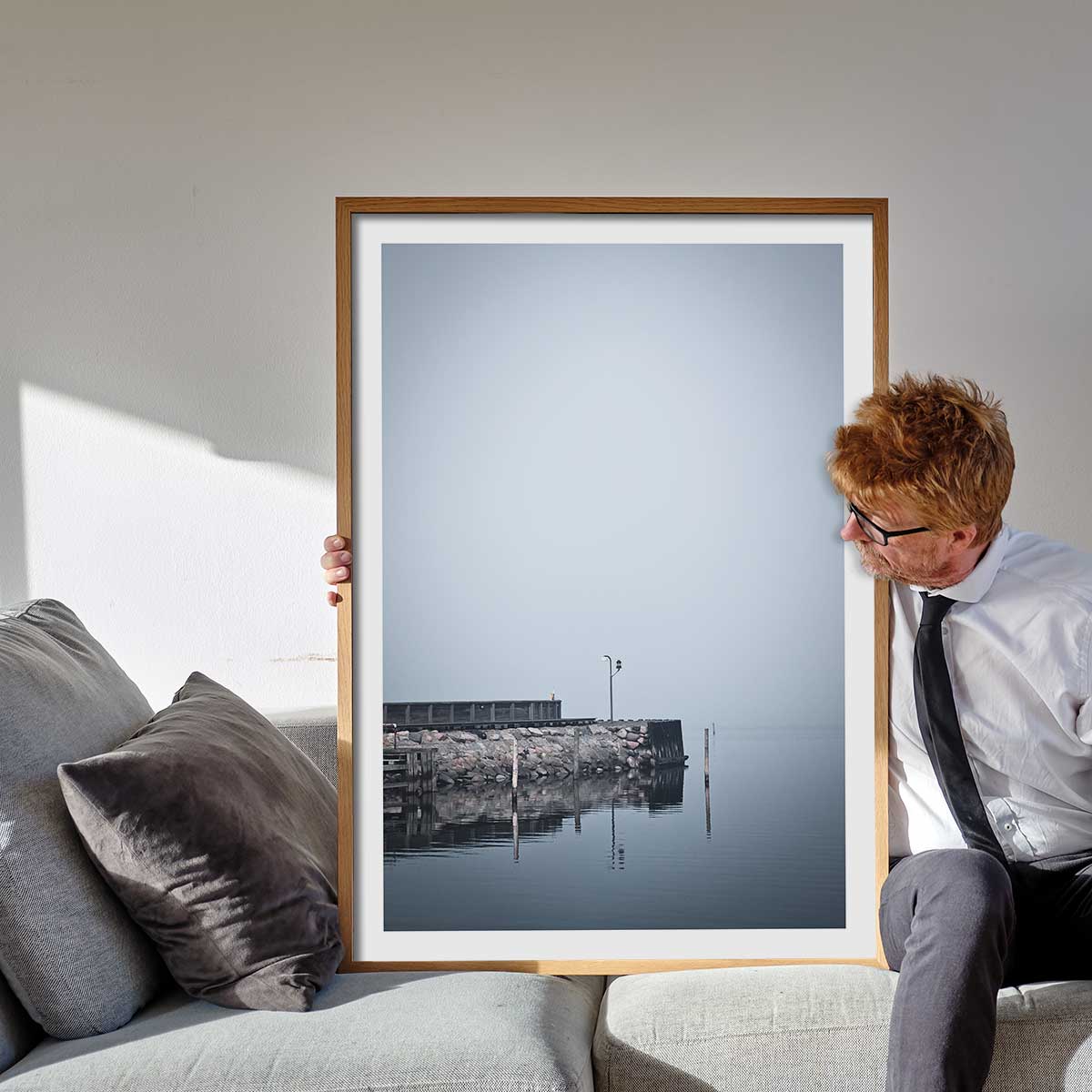 Plakatfar med en plakat med billede af løgstør havn