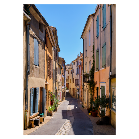 Provence byplakat med et smalt hyggeligt stræde
