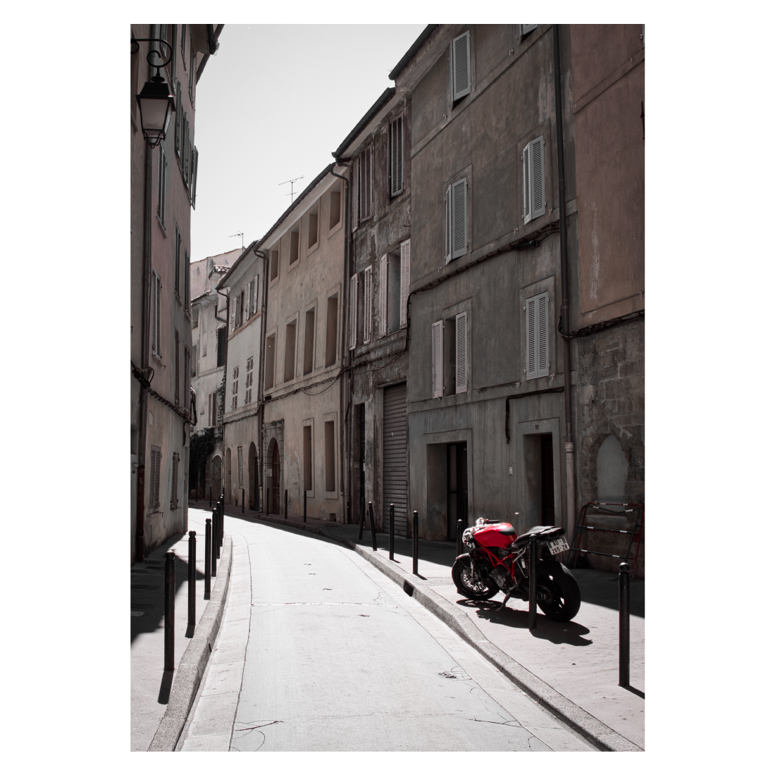 Provence plakat med en rød motorcykel parkeret i en landsbygade