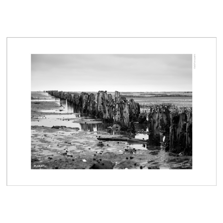 Sort.hvid fotokunst plakat med pæle i Vadehavet