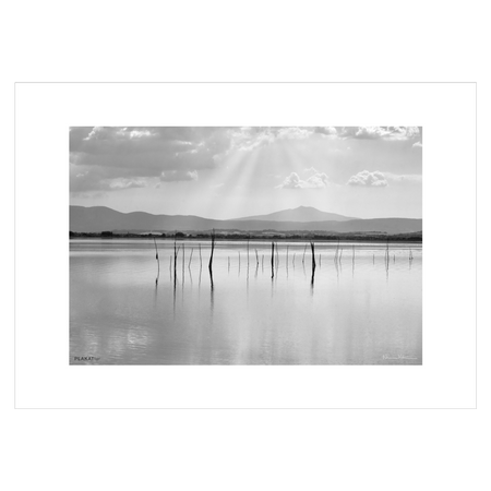 Sort-hvid fotokunst plakat med Trasimenosøen i havblik