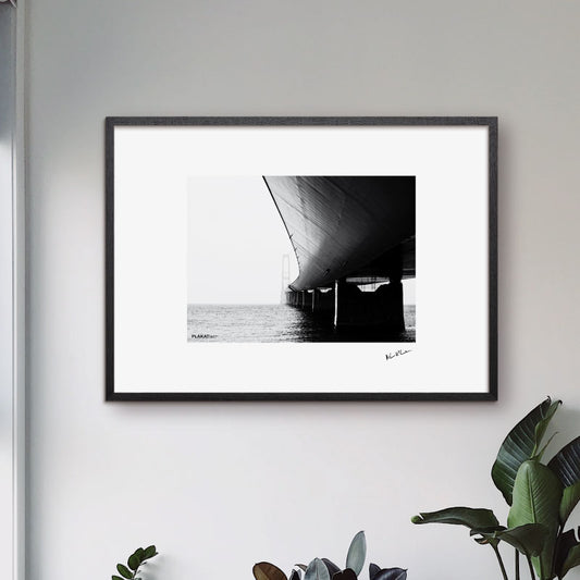 Sort-hvid kunstfoto af Sorebæltsbroen
