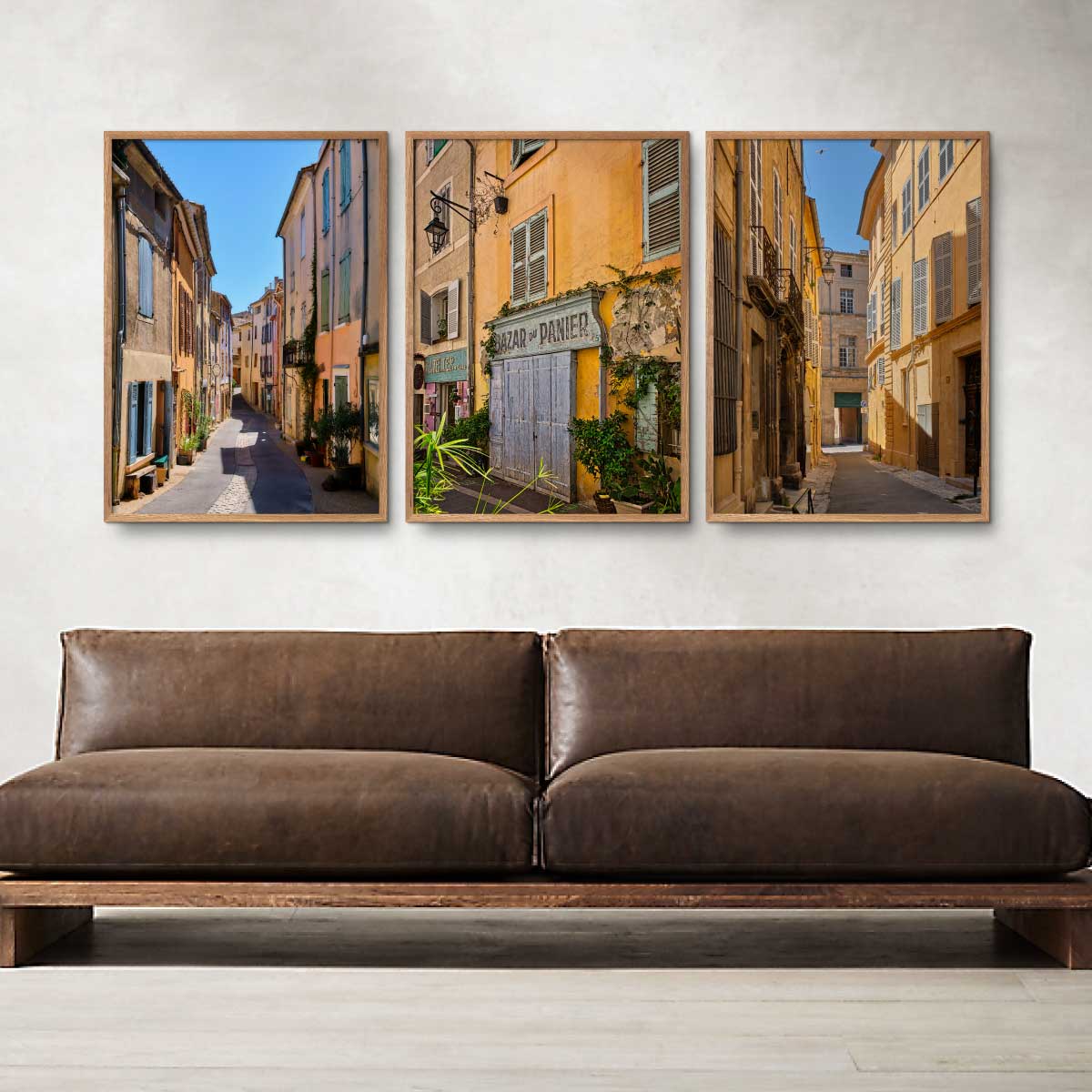 tre Provence plakater på en væg i stuen