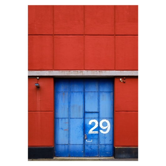 plakat med blå port i en rød mur