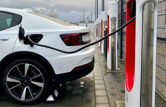 Polestar elbil der oplader ved en Tesla Supercharger i Illertissen, Tyskland