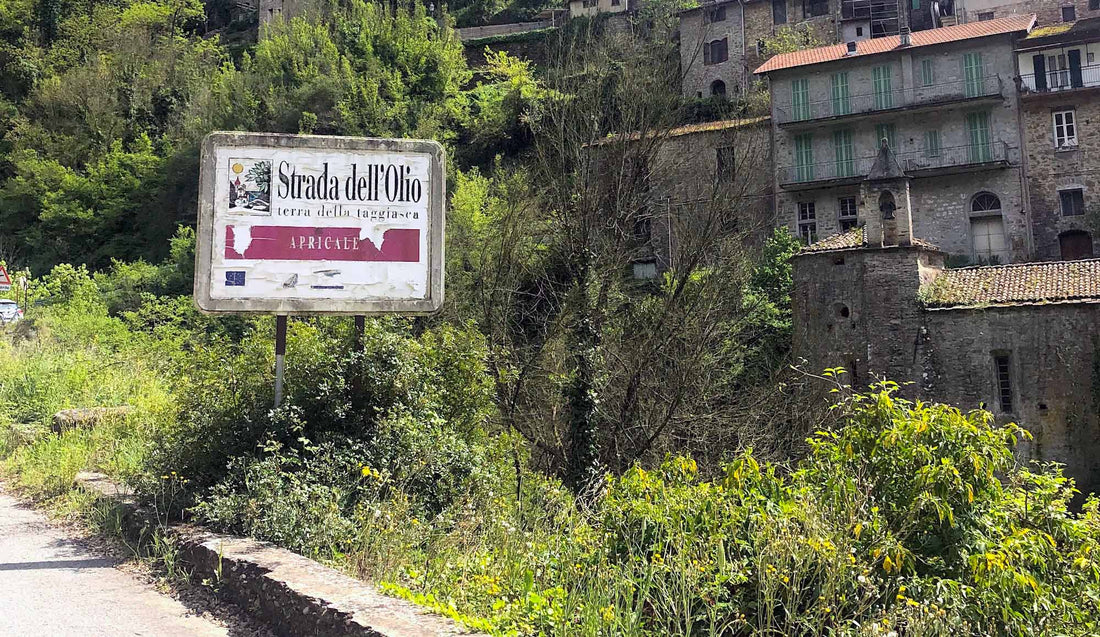 Cartello della Strada dell’Olio ad Apricale, nel Ponente ligure