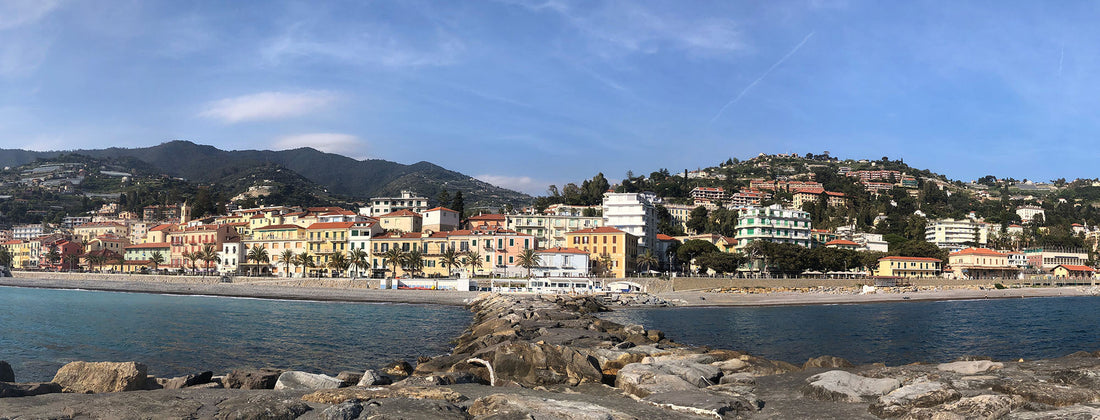 Il centro storico di Ospedaletti visto dall'acqua