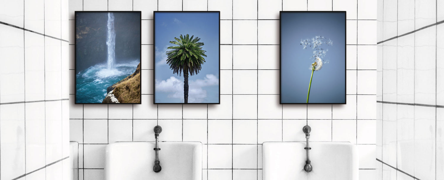 tre plakater på badeværelse væg