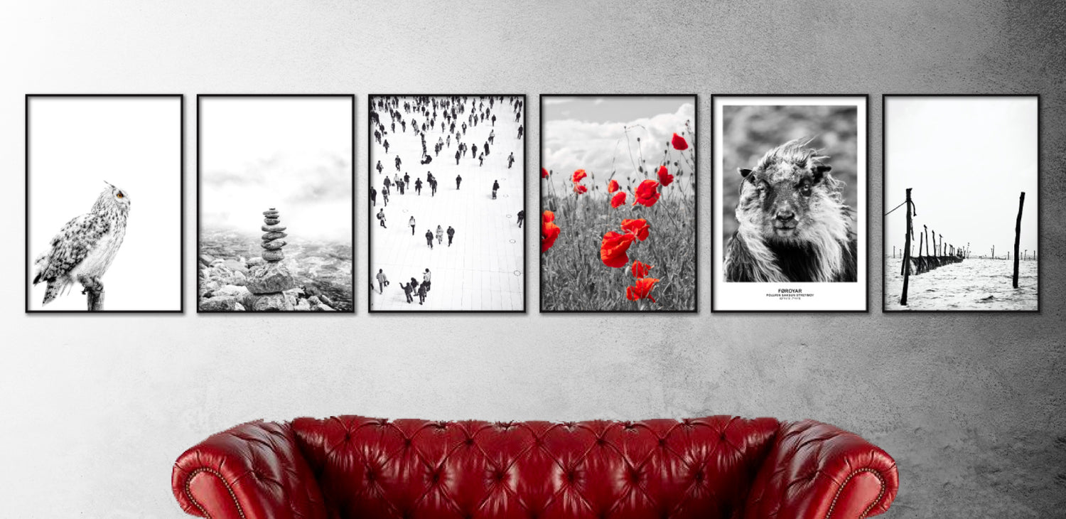 billedvæg med plakater i røde og sort hvide farver farver