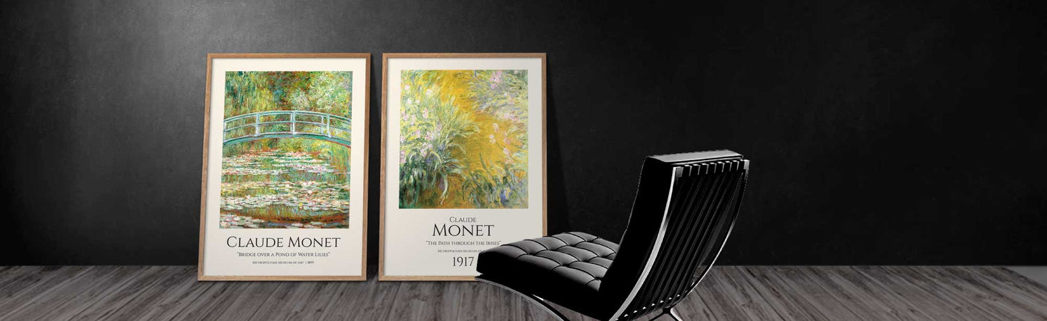 To Claude Monet plakater der står indrammet på et gulv