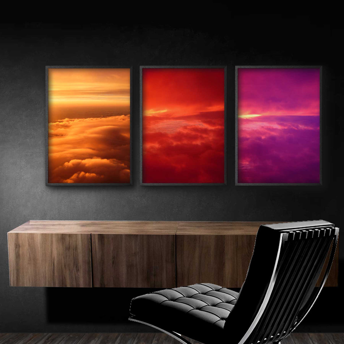 Billedvæg med tre meget kulørte billeder af skyformationer