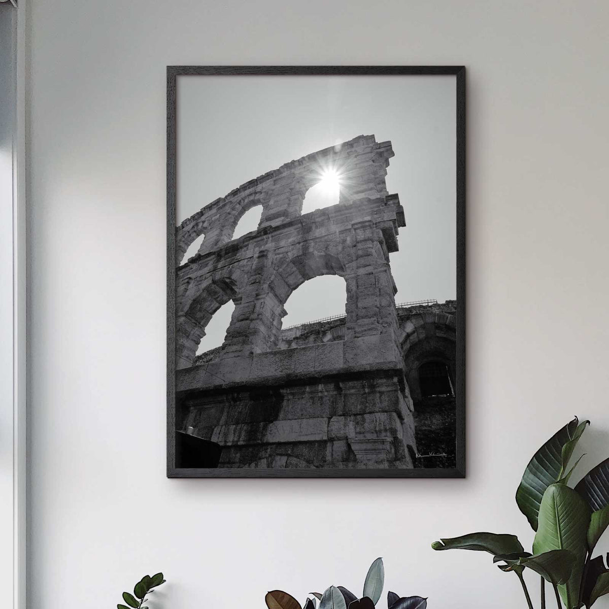 Sort-hvid byplakat fra Italien med ruinerne af arenaen i Verona