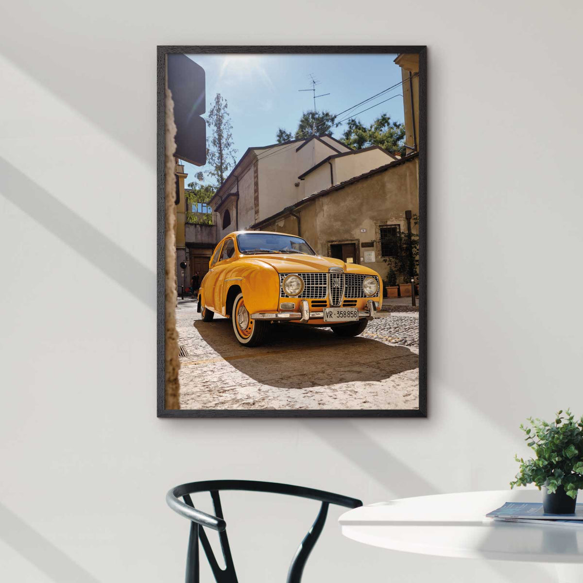 Byplakat med en gul SAAB parkeret i Verona
