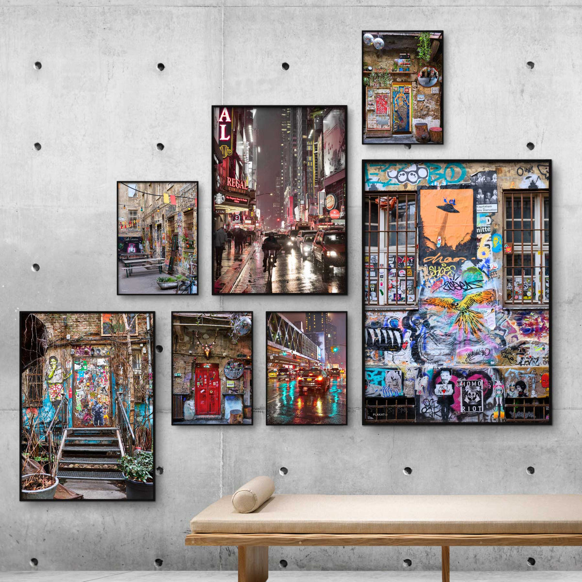 Byplakater galore på en betonvæg