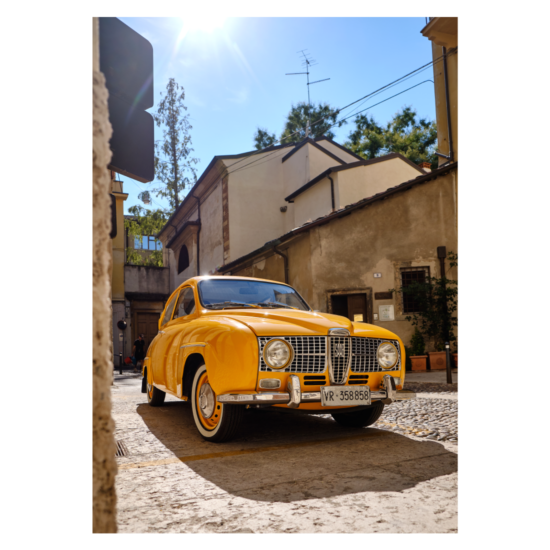 Fotokunst plakat med en gul SAAB parkeret i Veronas smalle gader