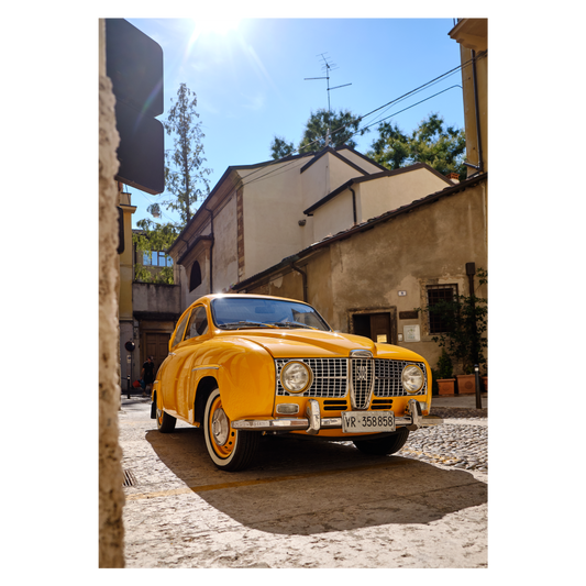 Fotokunst plakat med en gul SAAB parkeret i Veronas smalle gader