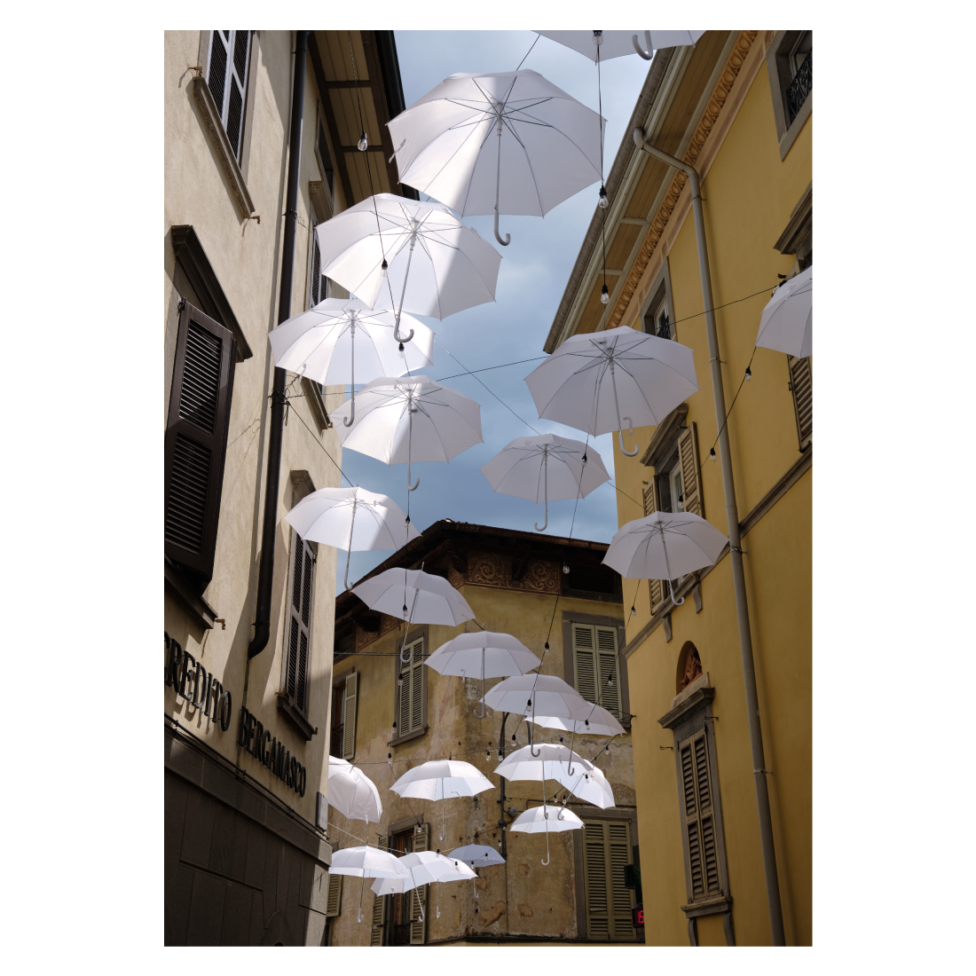 Italien plakat med hængende paraplyer i byen Clusone
