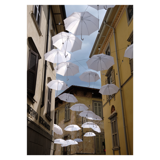 Italien plakat med hængende paraplyer i byen Clusone