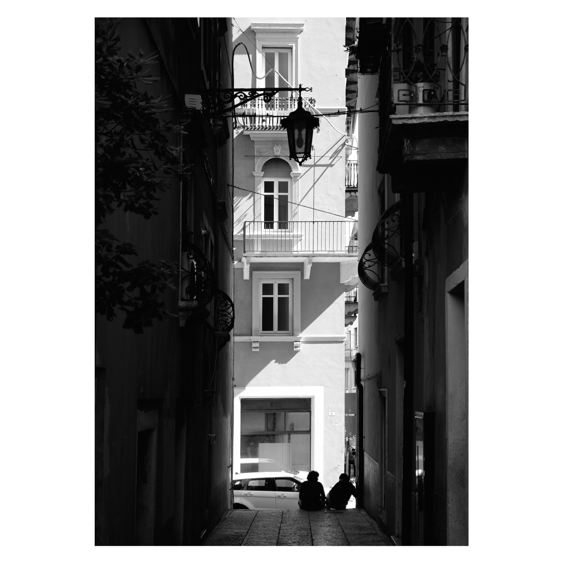 Italien plakat i sort-hvid med en smal gade i Vrona