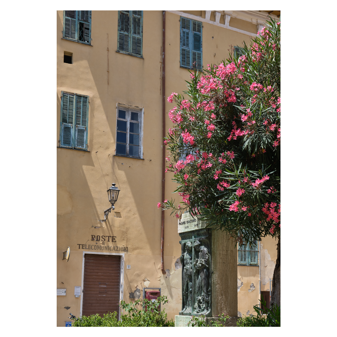 Italiensk byplakat med posthuset i Bordighera Città Alta